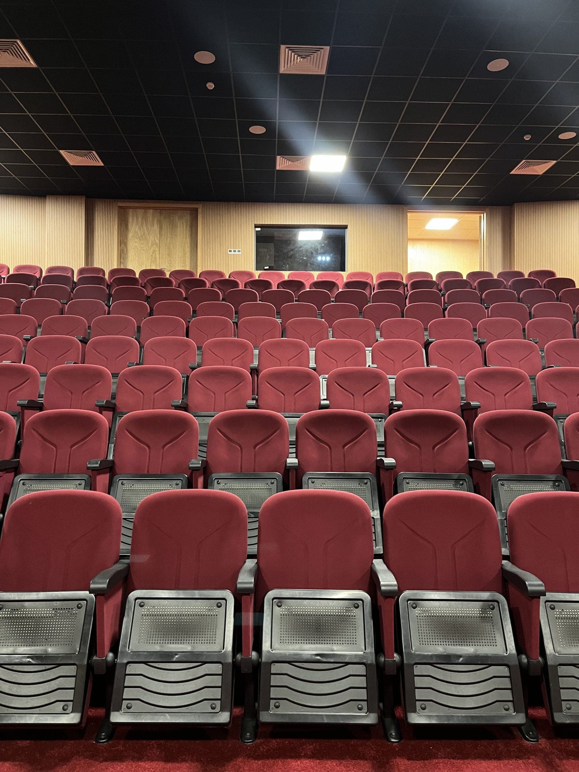 Chaises scolaires dans une salle de classe